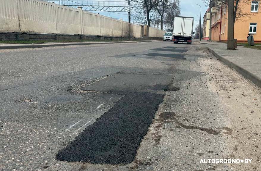 Девушка проезд по улице Красноармейской в Гродно обошелся в 150 рублей. Или почему при виде ямы нужно сразу звонить в 115
