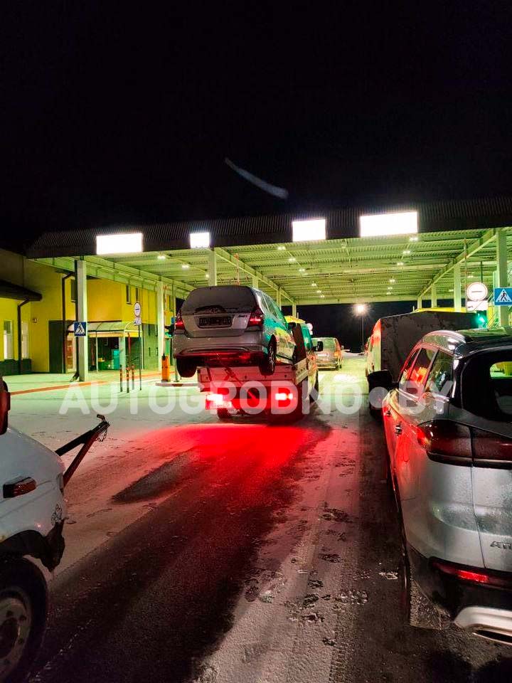 Посмотрите, как из Европы везут легковой автомобиль