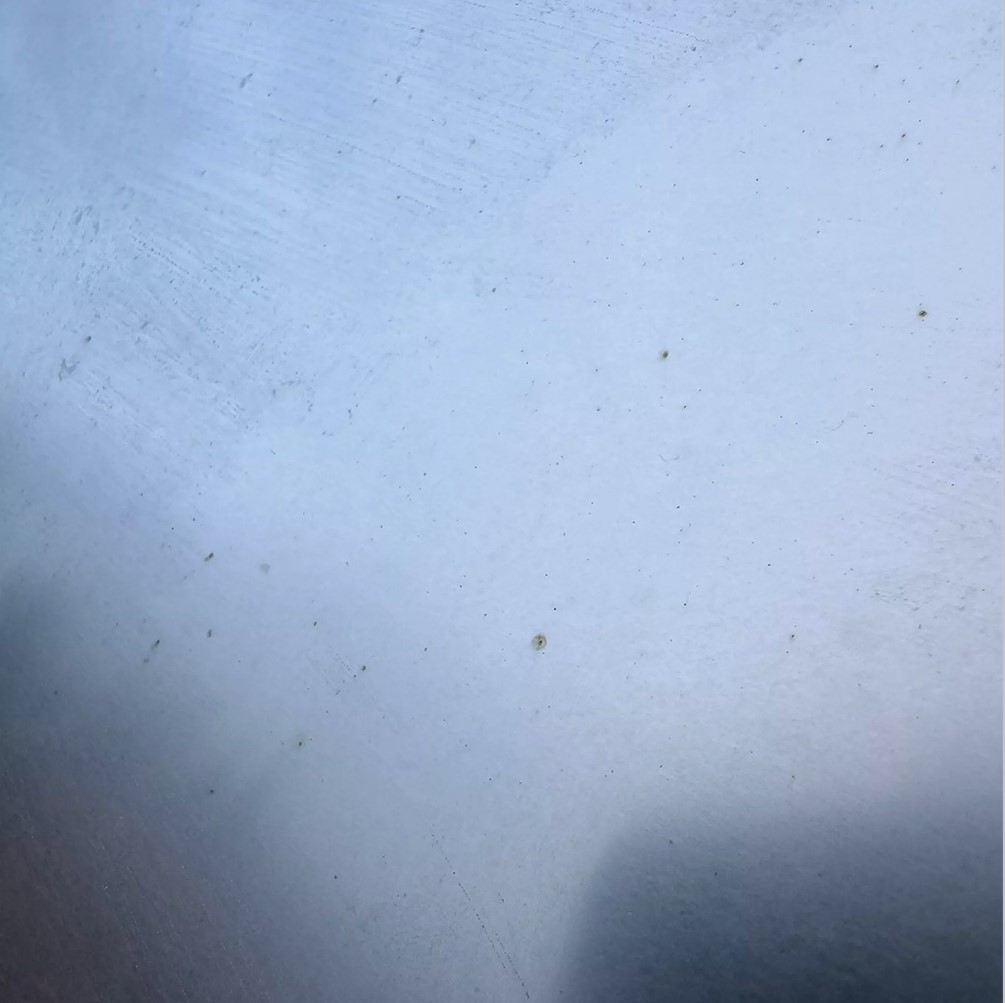 Несколько владельцев Tesla Cybertruck жалуются на появление на нем пятен ржавчины, хотя у него кузов из нержавеющей стали