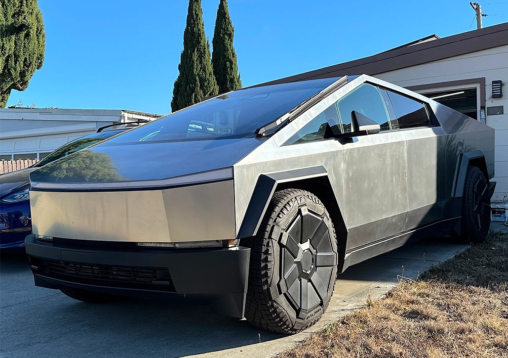 Несколько владельцев Tesla Cybertruck жалуются на появление на нем пятен ржавчины, хотя у него кузов из нержавеющей стали