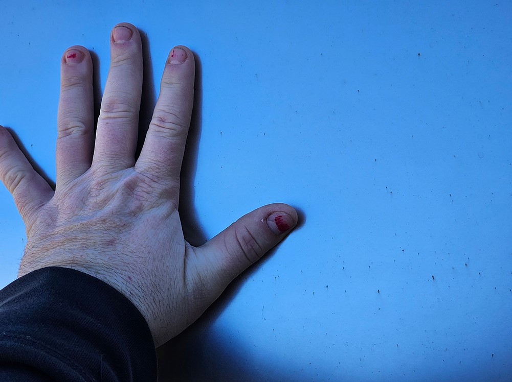 Несколько владельцев Tesla Cybertruck жалуются на появление на нем пятен ржавчины, хотя у него кузов из нержавеющей стали