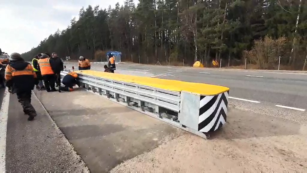 Гаситель ударов отбойник на трассе М6 Минск Гродно Бали