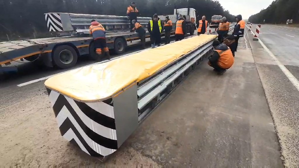 Гаситель ударов отбойник на трассе М6 Минск Гродно Бали