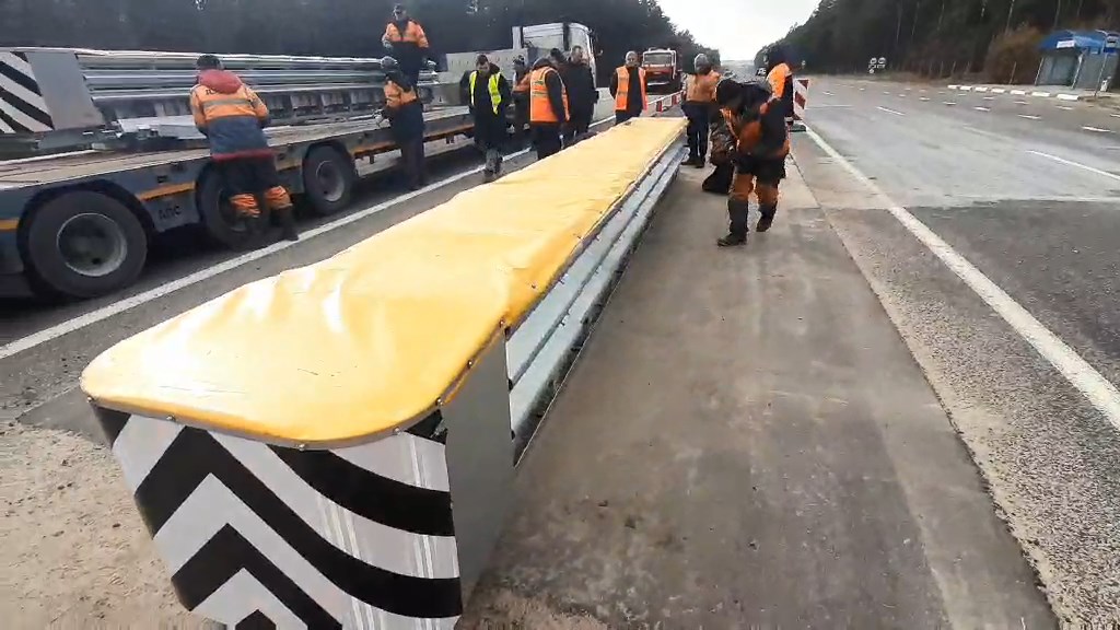 Гаситель ударов отбойник на трассе М6 Минск Гродно Бали