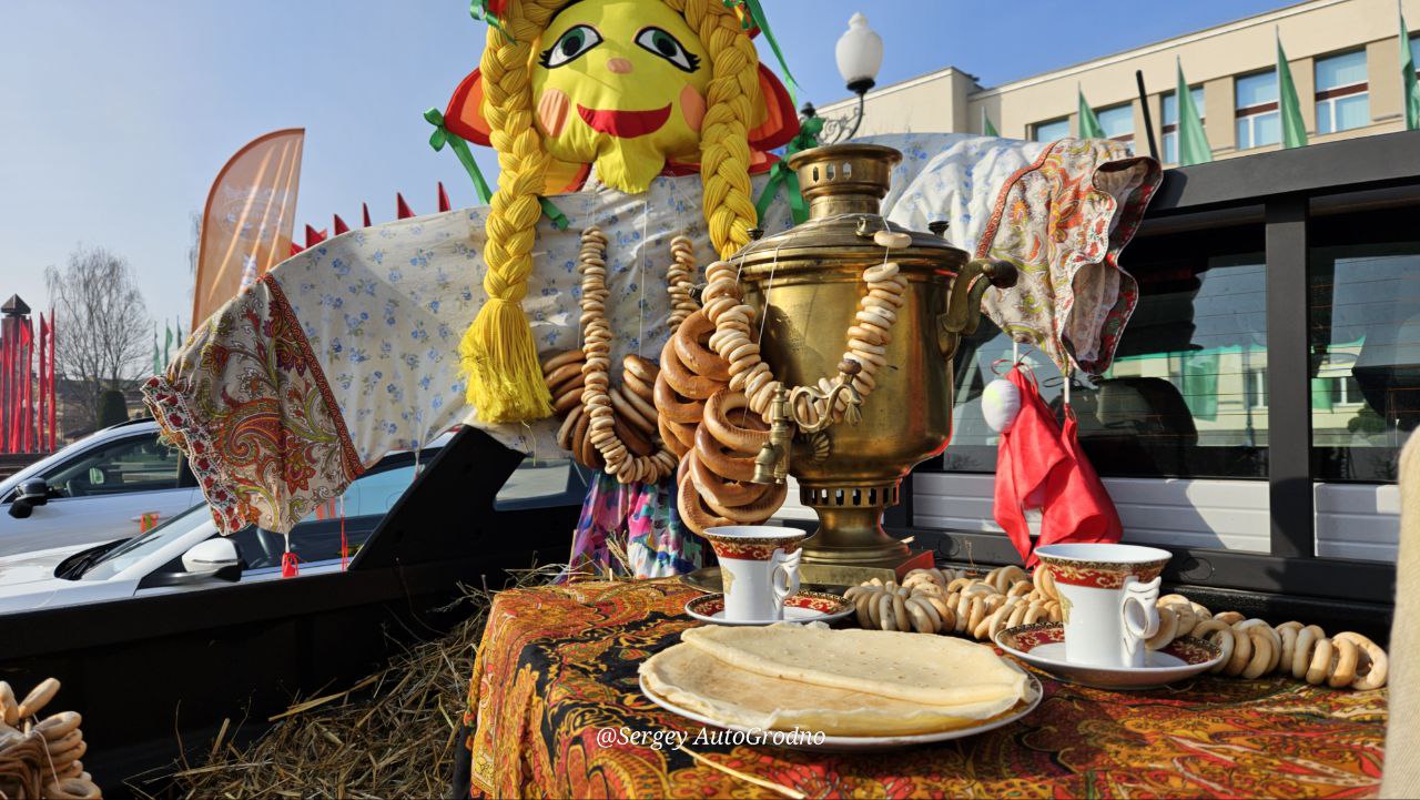 Фотофакт: авто и мотоклубы Гродно выставили свою технику на фестивале в центре