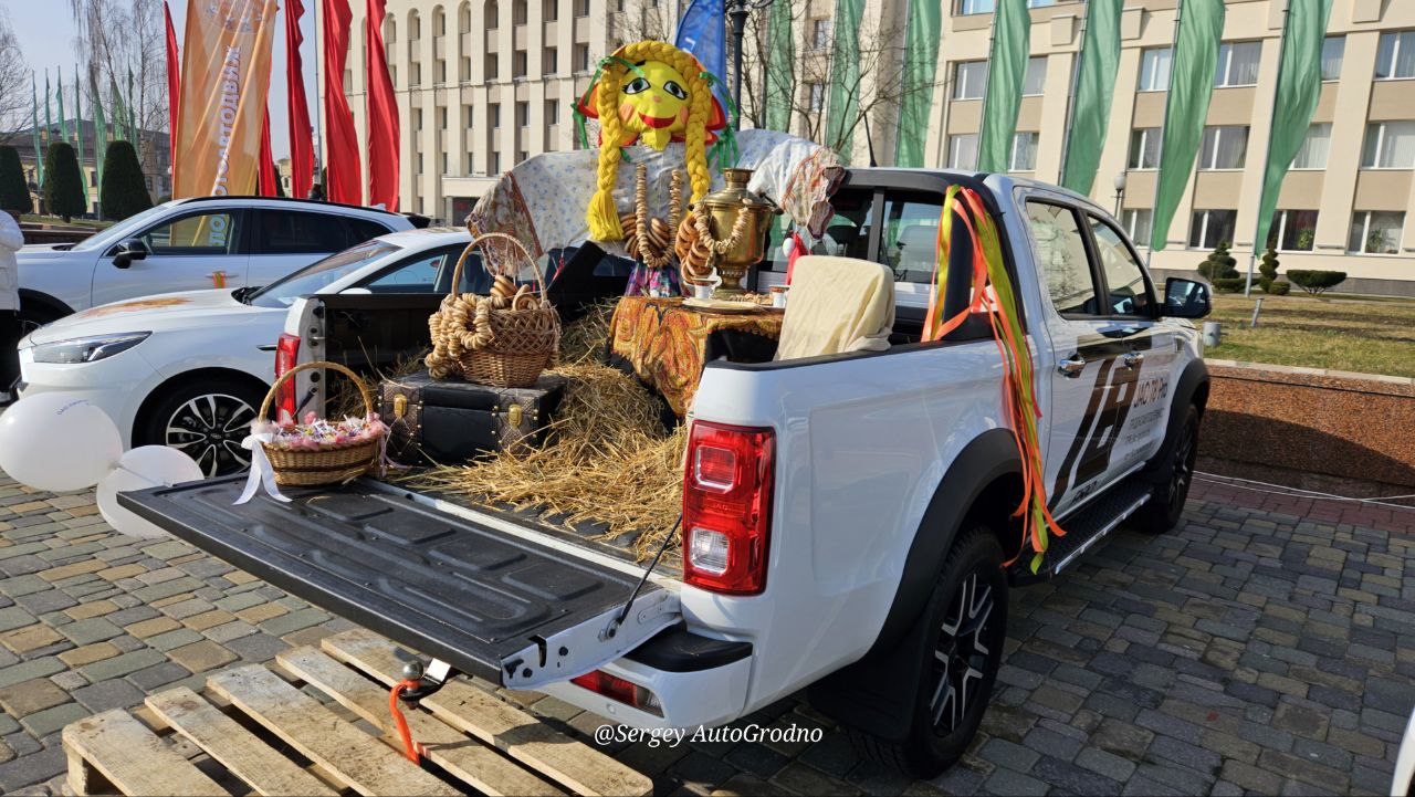 Фотофакт: авто и мотоклубы Гродно выставили свою технику на фестивале в центре