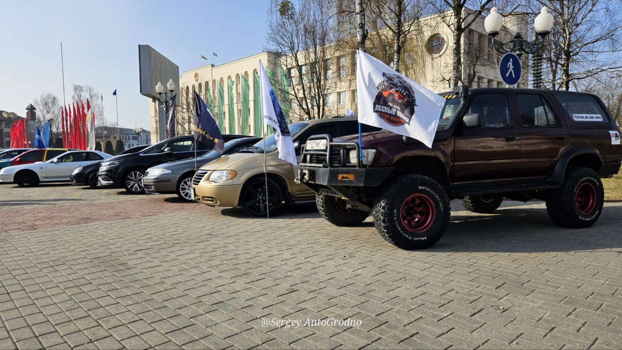 Фотофакт: авто и мотоклубы Гродно выставили свою технику на фестивале в центре