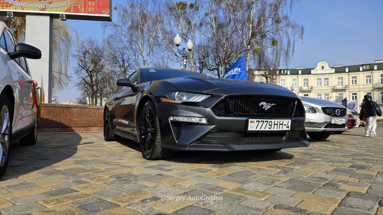 Фотофакт: авто и мотоклубы Гродно выставили свою технику на фестивале в центре