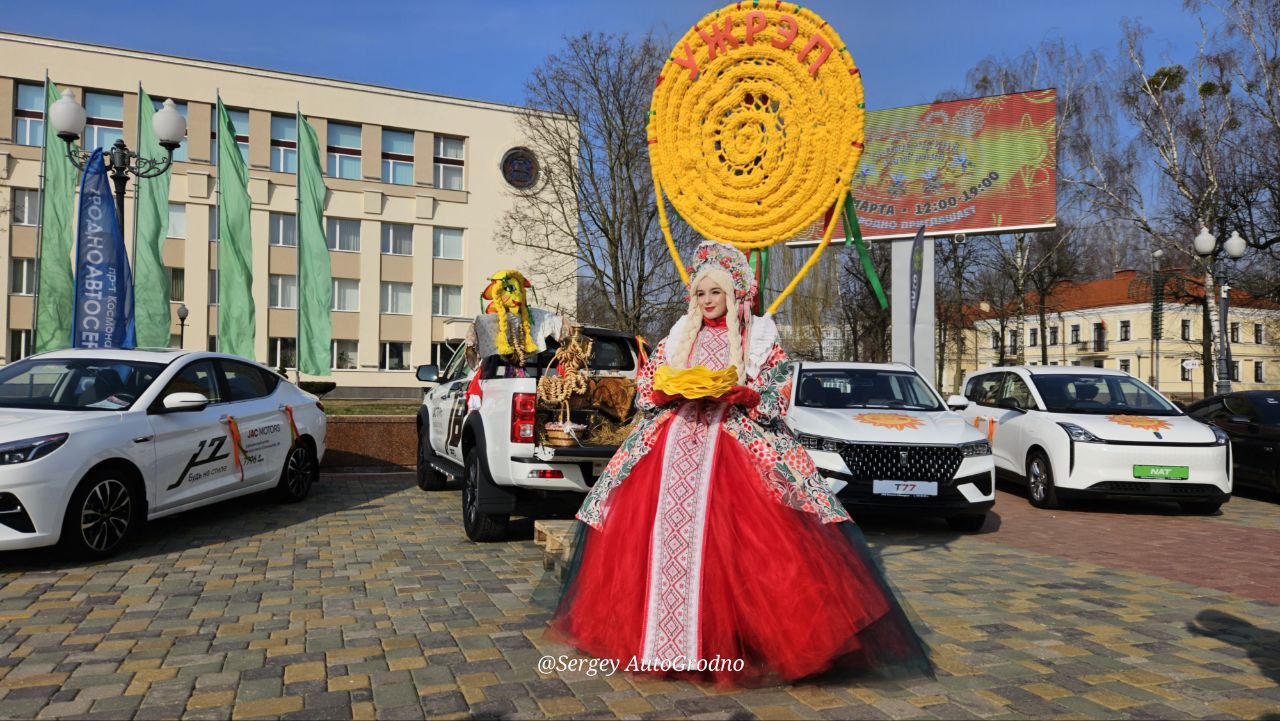 Фотофакт: авто и мотоклубы Гродно выставили свою технику на фестивале в центре