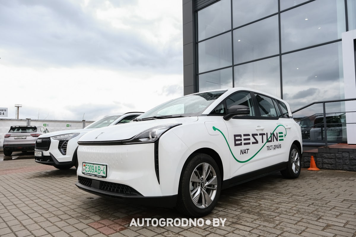 Новый электромобиль Bestune NAT с гарантией 400 тысяч: примеряем его под такси