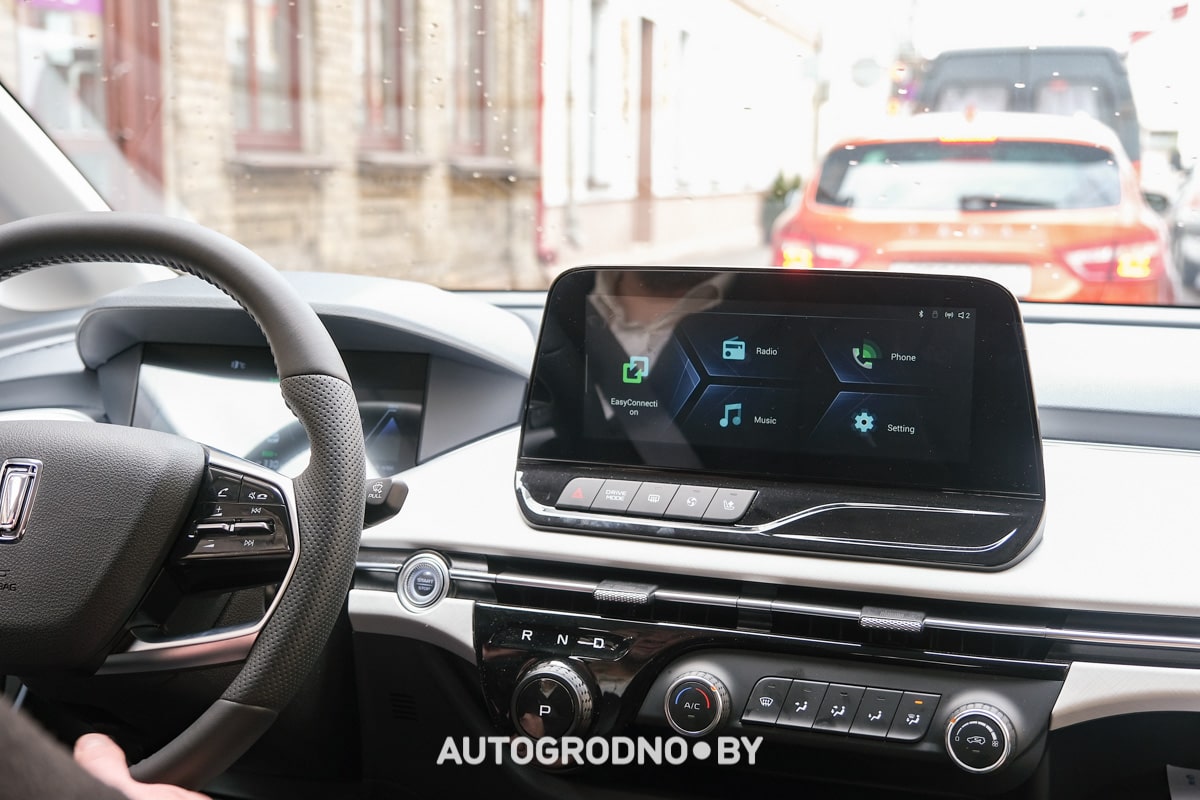 Новый электромобиль Bestune NAT с гарантией 400 тысяч: примеряем его под такси