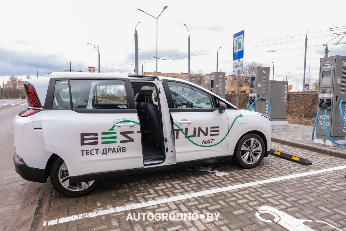 Новый электромобиль Bestune NAT с гарантией 400 тысяч: примеряем его под такси