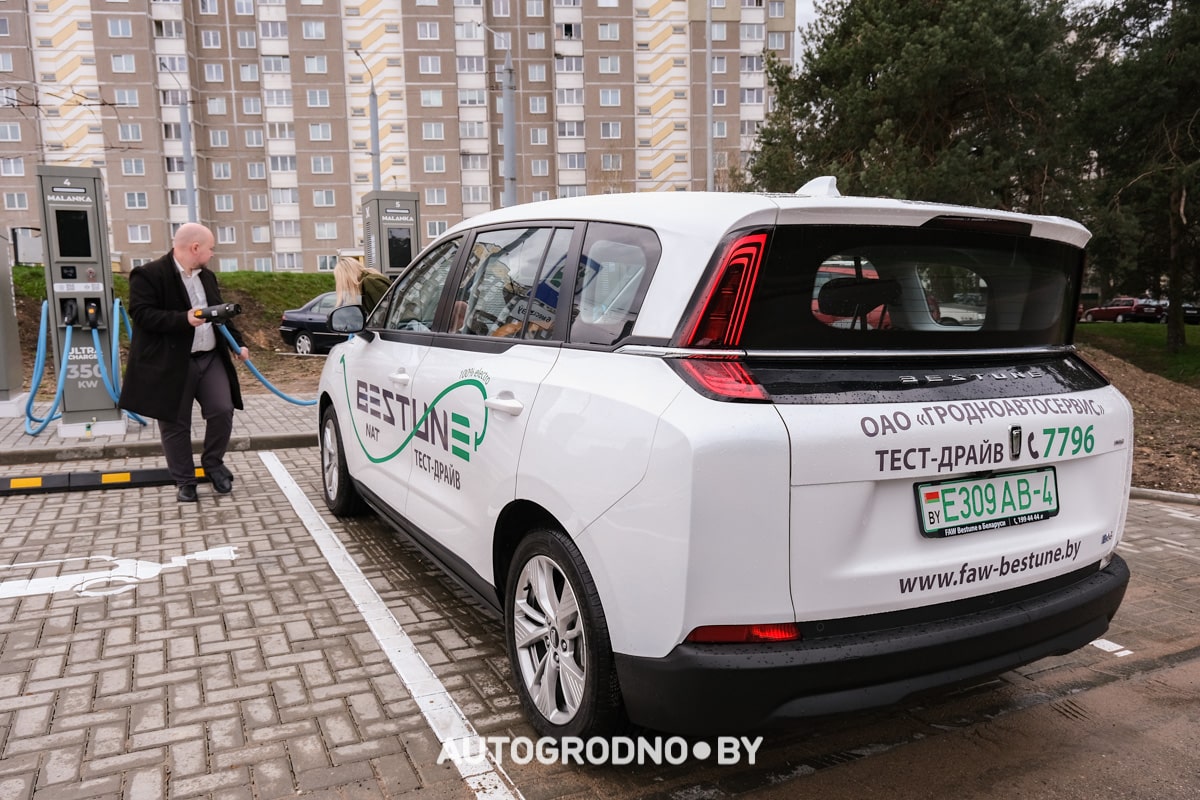 Новый электромобиль Bestune NAT с гарантией 400 тысяч: примеряем его под такси