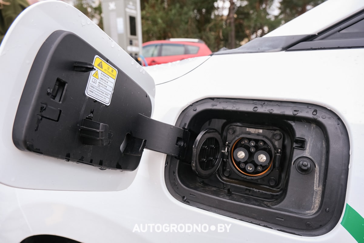 Новый электромобиль Bestune NAT с гарантией 400 тысяч: примеряем его под такси