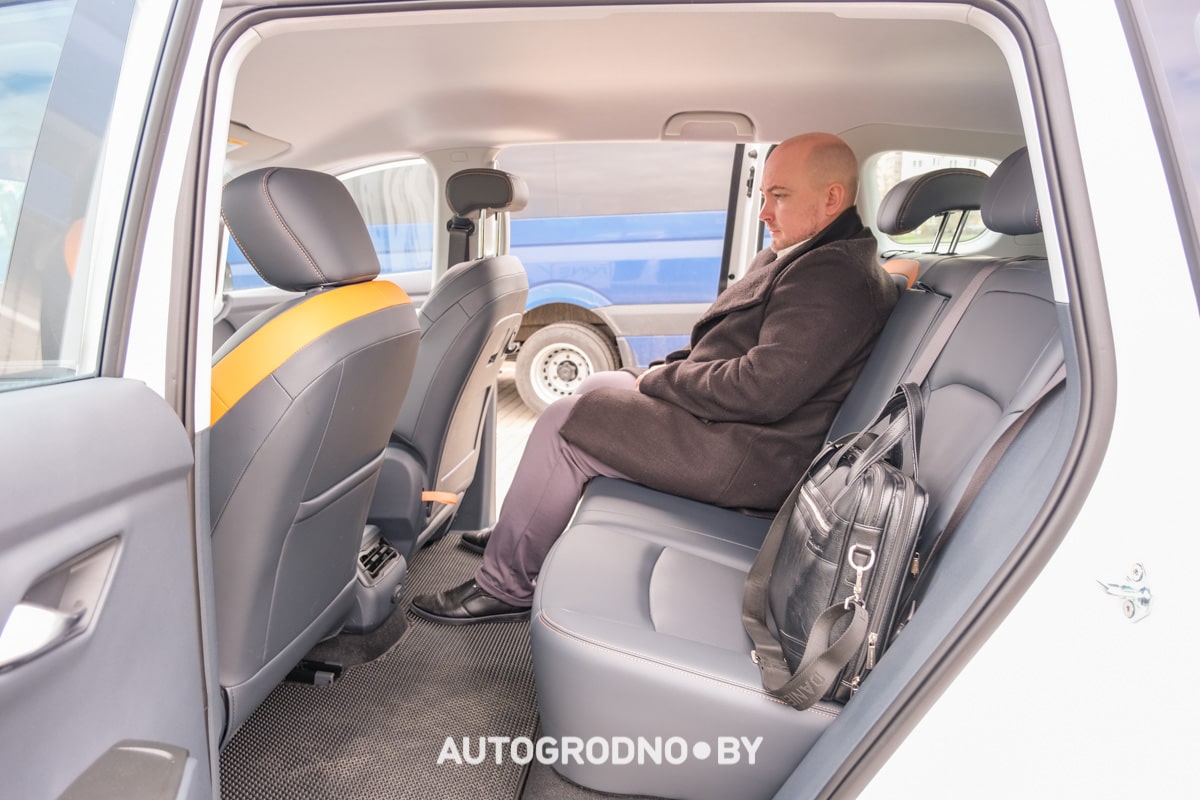 Новый электромобиль Bestune NAT с гарантией 400 тысяч: примеряем его под такси