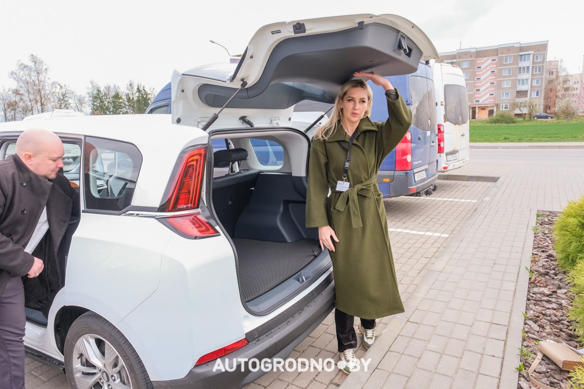 Новый электромобиль Bestune NAT с гарантией 400 тысяч: примеряем его под такси