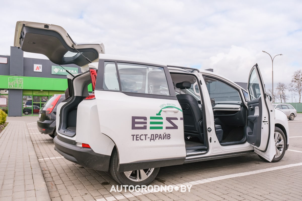Новый электромобиль Bestune NAT с гарантией 400 тысяч: примеряем его под такси