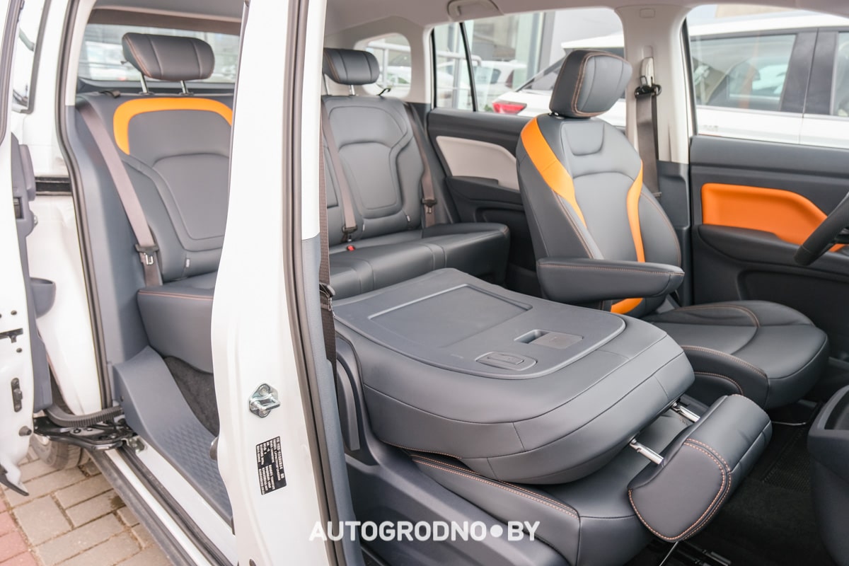 Новый электромобиль Bestune NAT с гарантией 400 тысяч: примеряем его под такси