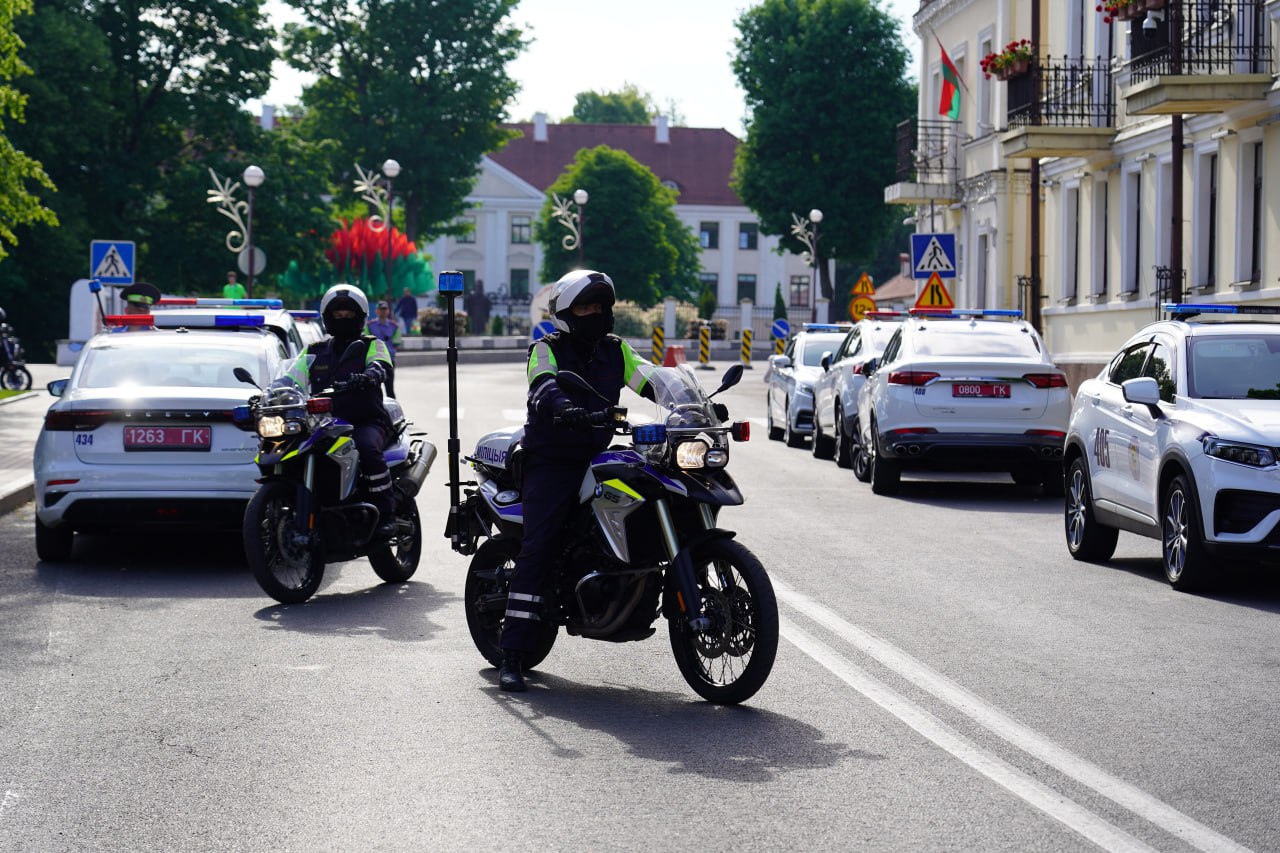 ГАИ Гродно показала свою технику и умение в маневрировании в центре Гродно