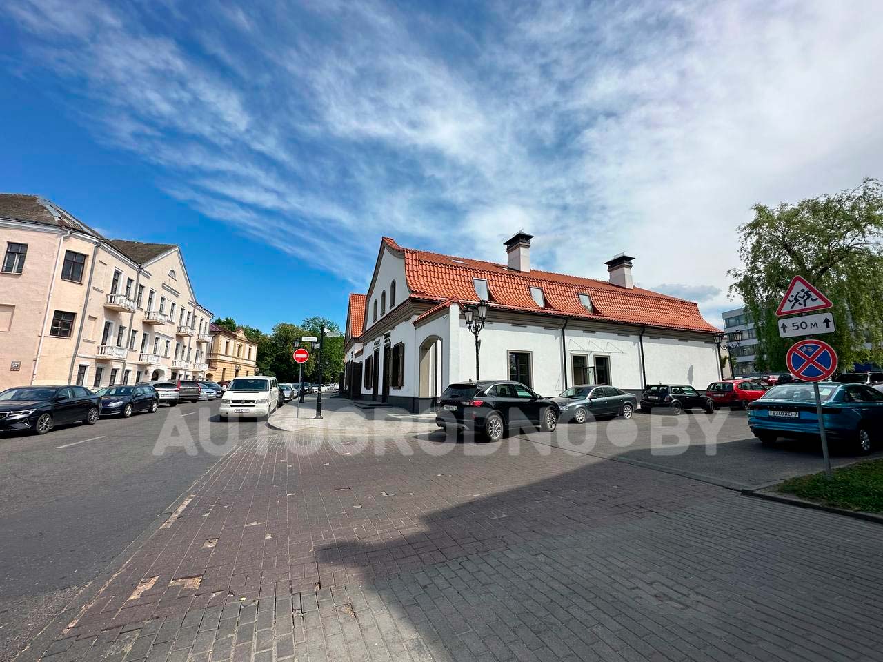 На Замковой в Гродно изменили организацию движения поставили кирпичи и знаки одностороннего движения