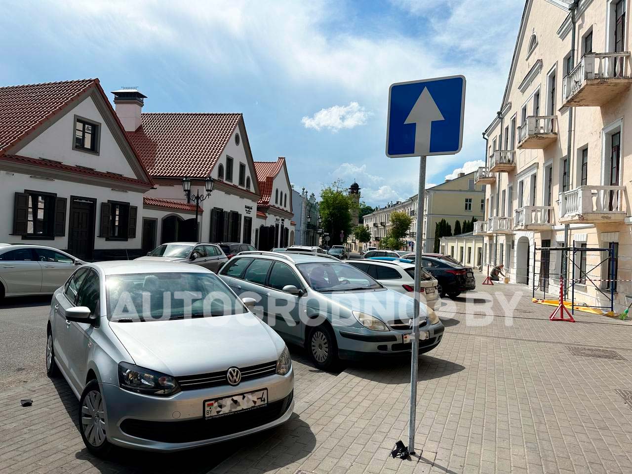 На Замковой в Гродно изменили организацию движения поставили кирпичи и знаки одностороннего движения