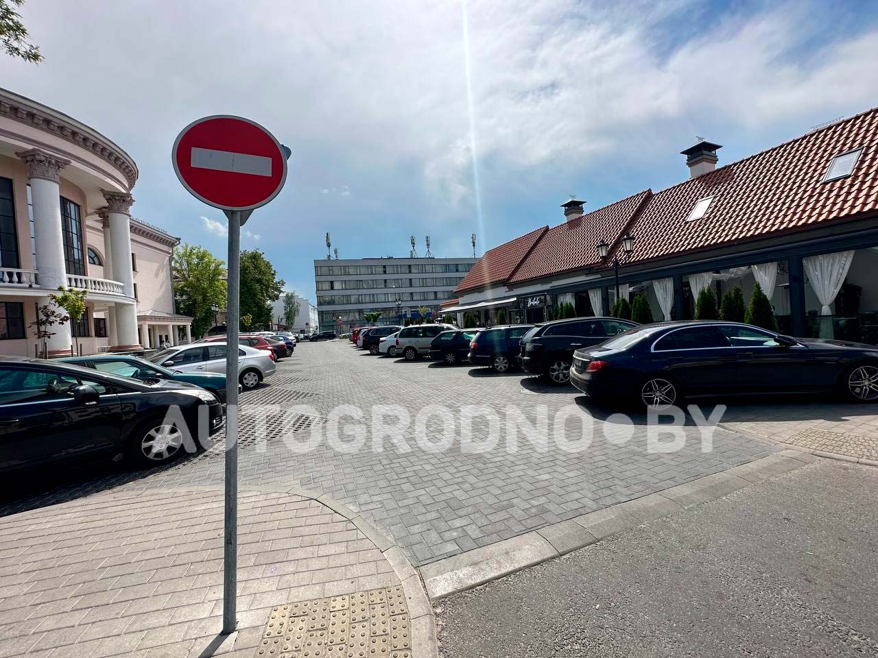 На Замковой в Гродно изменили организацию движения поставили кирпичи и знаки одностороннего движения