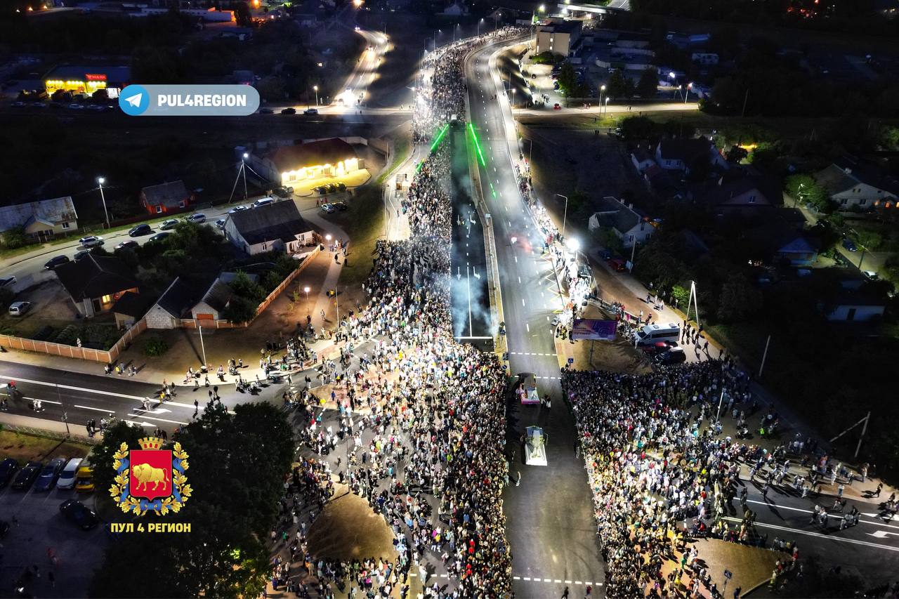 Ночью в Лиде открыли новую дорогу. Посмотрите, сколько людей пришло на это событие!