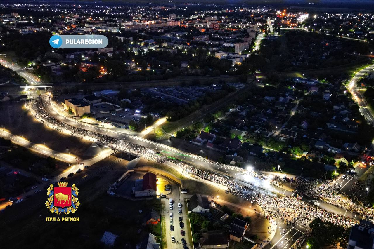 Ночью в Лиде открыли новую дорогу. Посмотрите, сколько людей пришло на это событие!