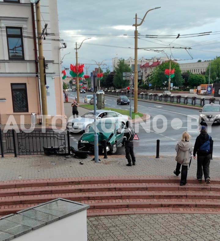У Фарного костела в Гродно снова ДТП. На этот раз ограждения помогли