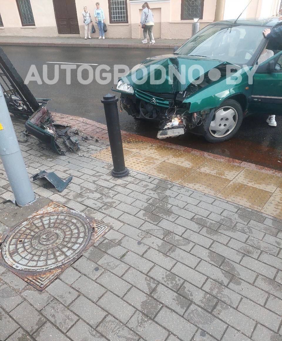 У Фарного костела в Гродно снова ДТП. На этот раз ограждения помогли