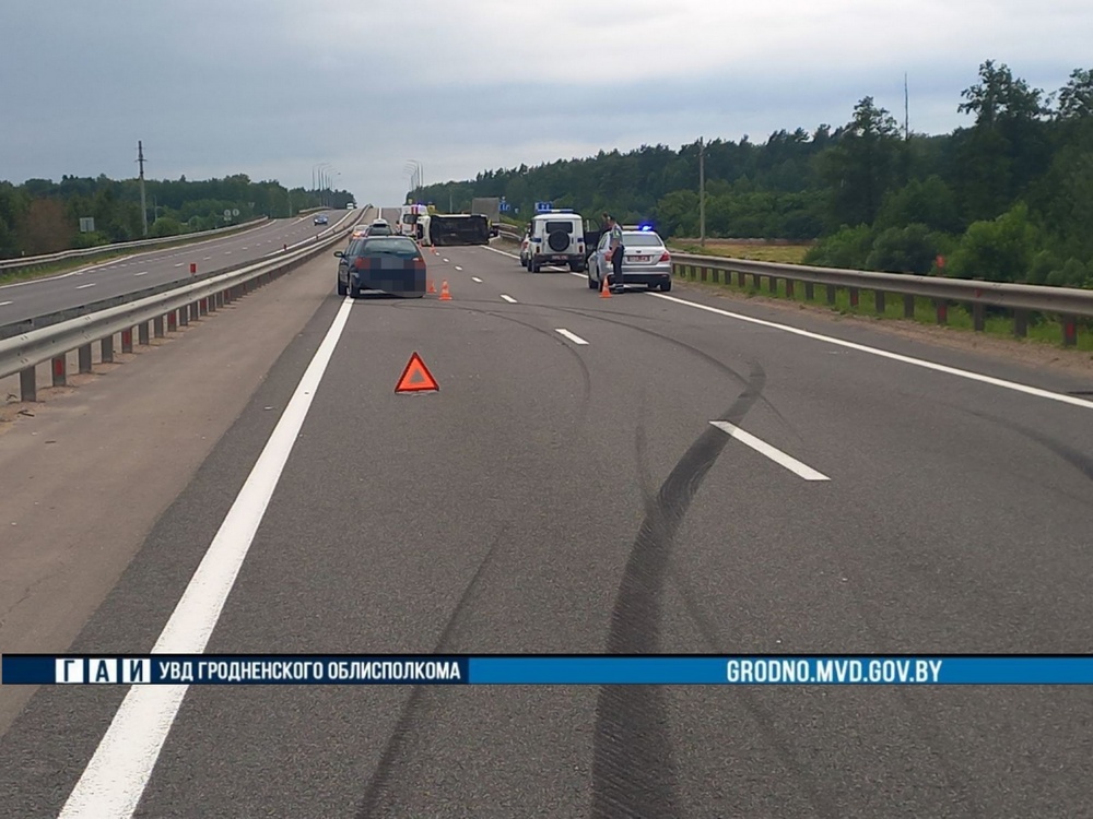 На трассе М6 Минск-Гродно опрокинулась маршрутка. В ГАИ все пояснили