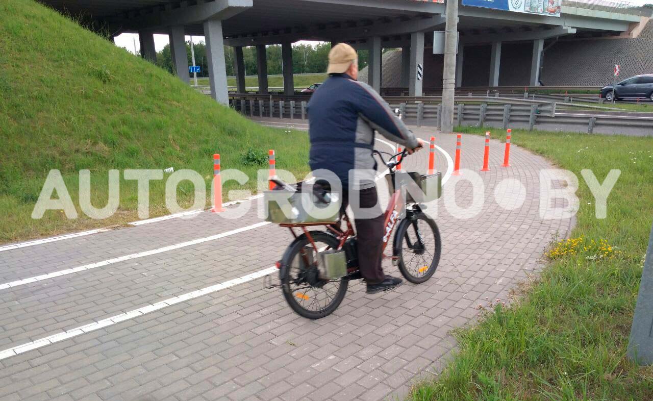 Опасный поворот на велодорожке в сторону Восточного моста обезопасили. Но самым неожиданным способом