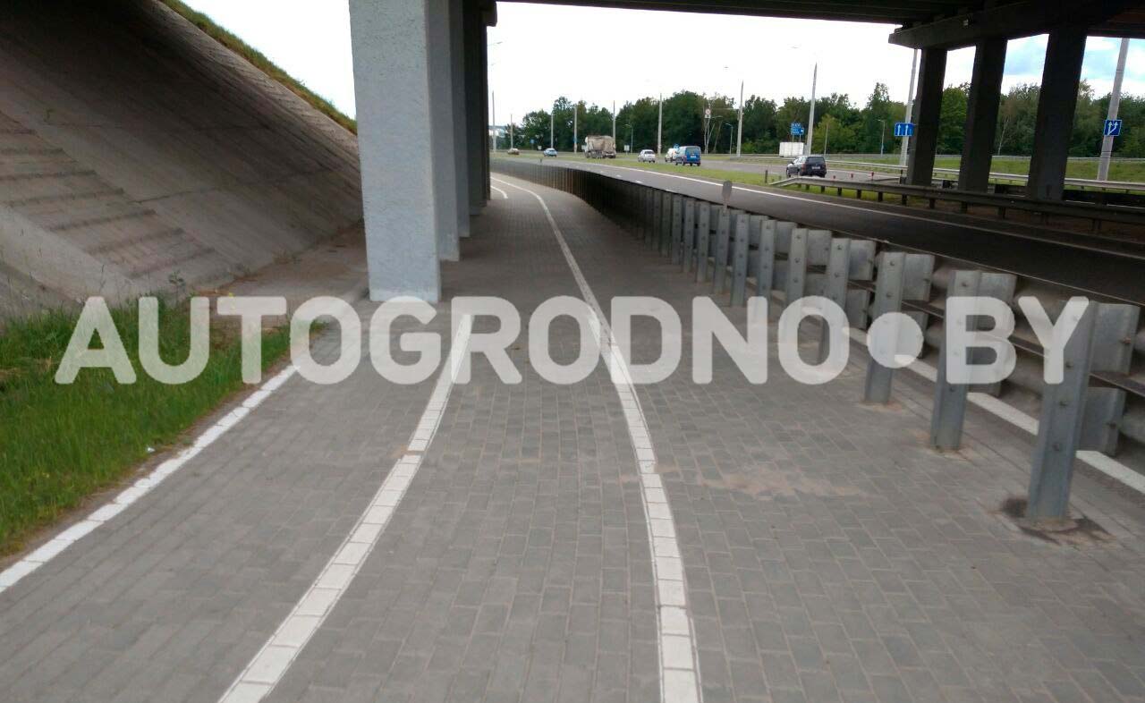 Опасный поворот на велодорожке в сторону Восточного моста обезопасили. Но самым неожиданным способом