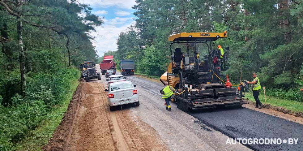 От Коробчиц до Каролино укладывают новый асфальт. Фотофакт
