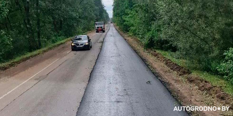 От Коробчиц до Каролино укладывают новый асфальт. Фотофакт