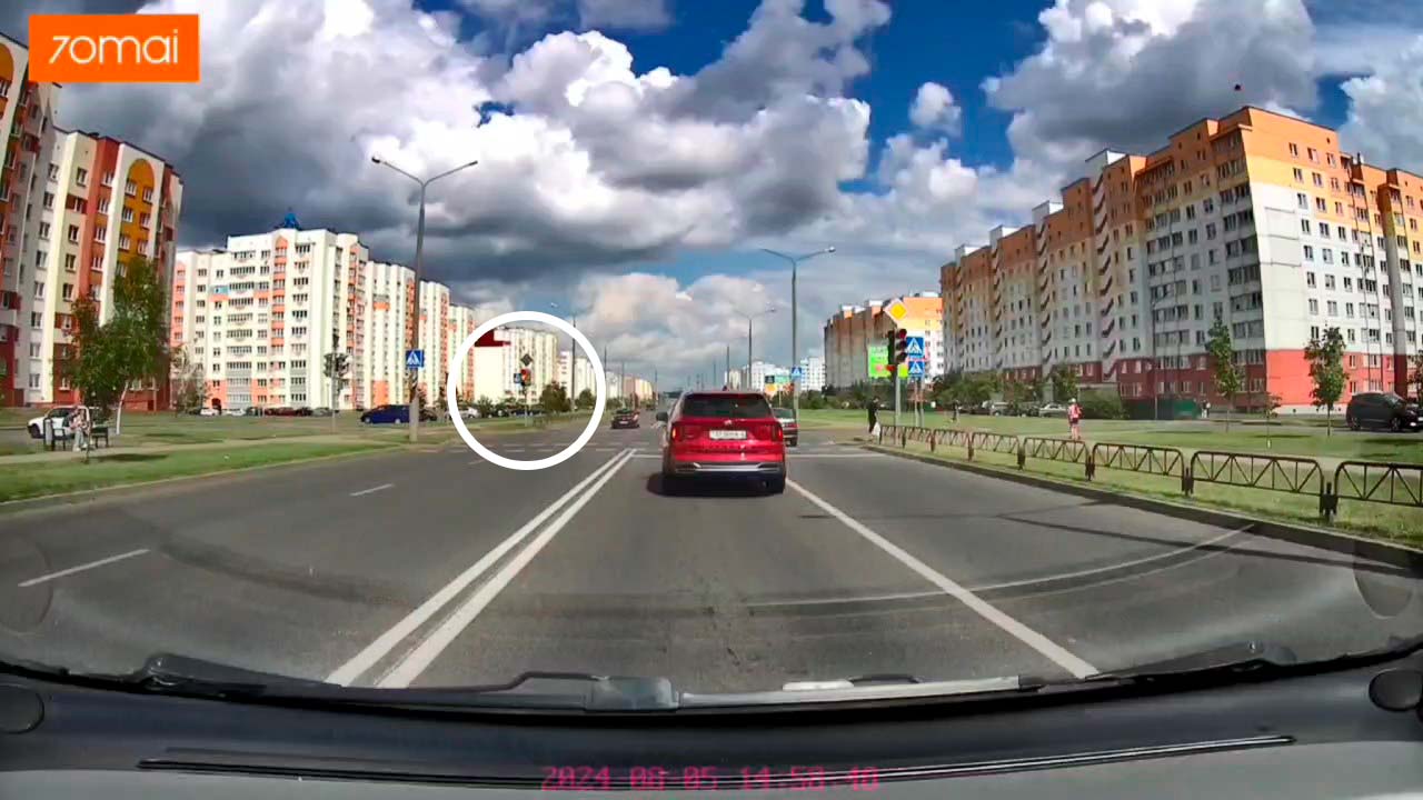 Проехал вдоль человека на красный даже не притормаживая: странная ситуация на ул.Южная в Гродно