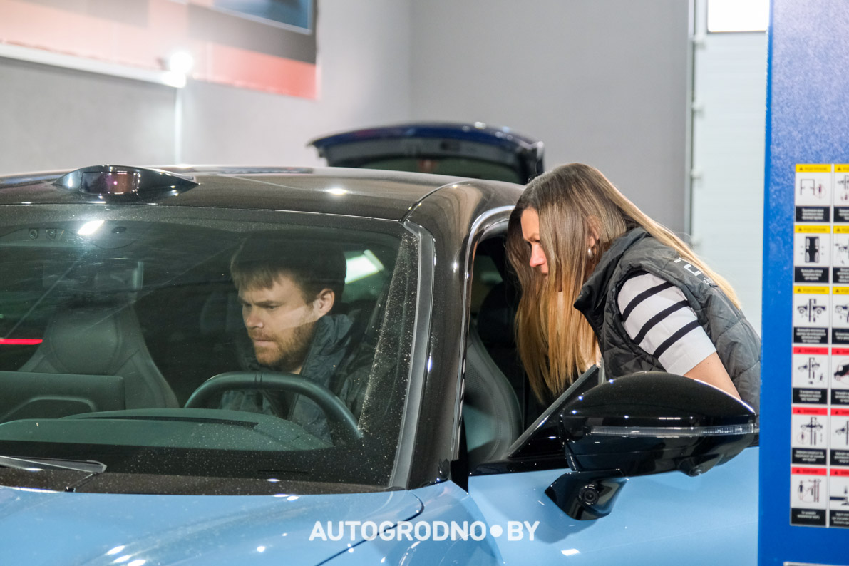 Установка СИМ-карты в электромобиль