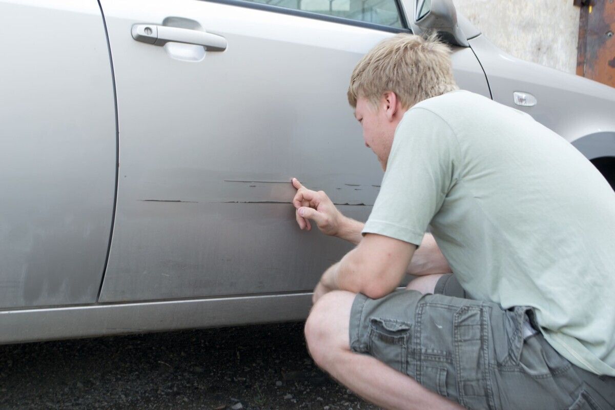 dver avto na parkovke rebjonok 01