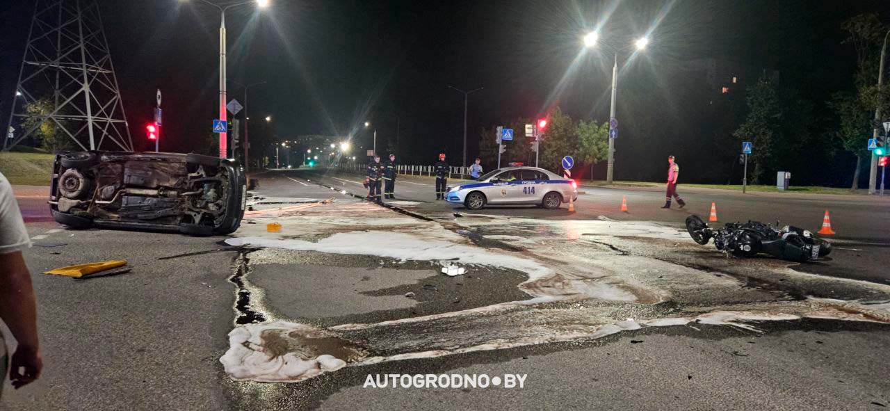 Мотоциклист ударом перевернул автомобиль: серьезное происшествие в Гродно. Репортаж
