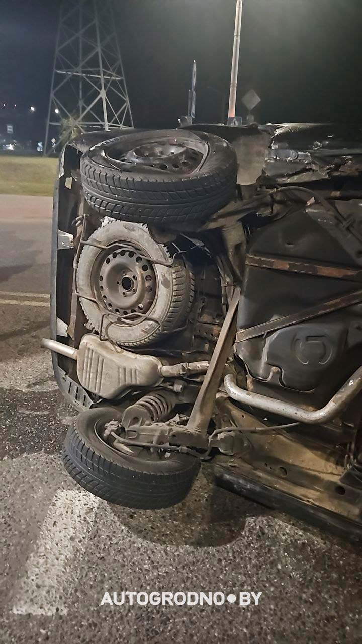 Мотоциклист ударом перевернул автомобиль: серьезное происшествие в Гродно. Репортаж