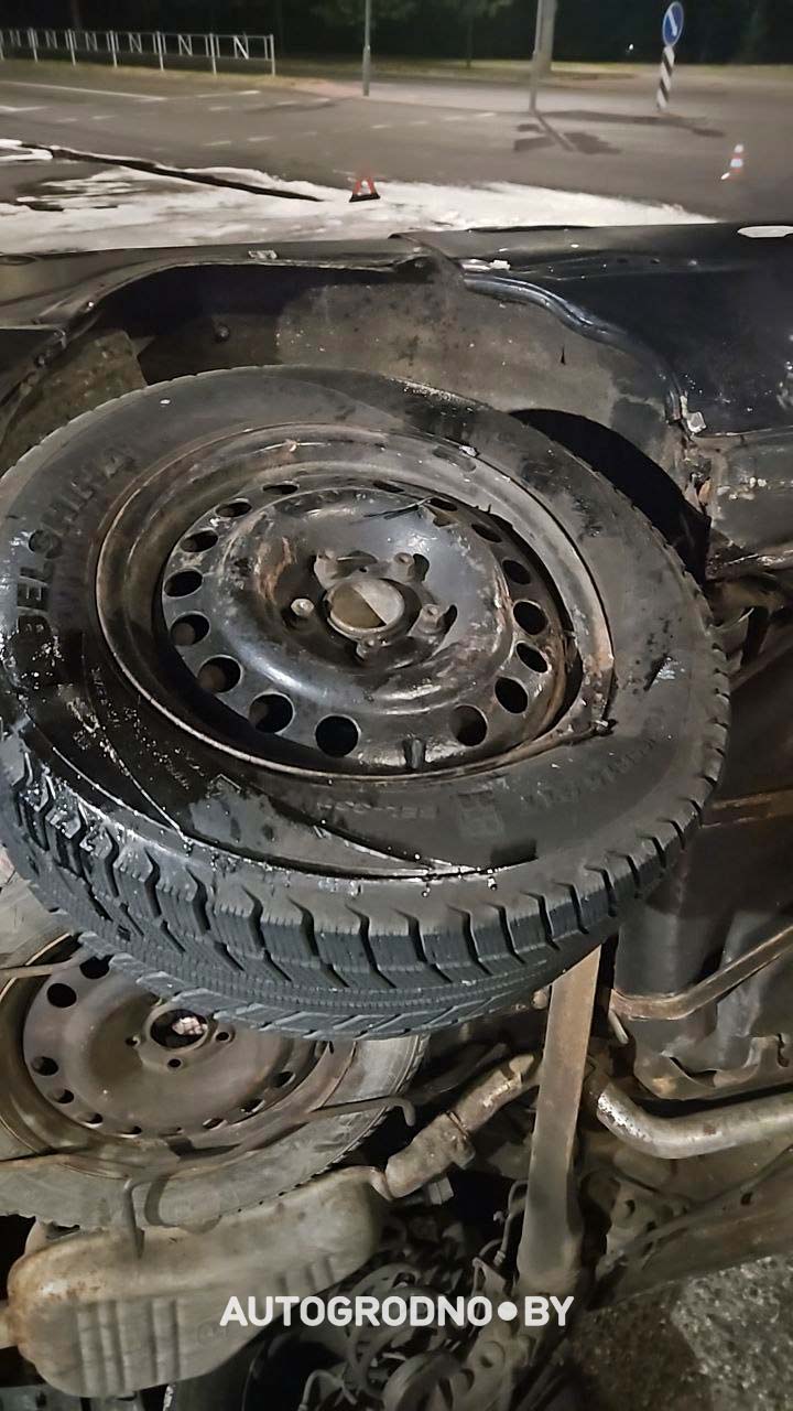 Мотоциклист ударом перевернул автомобиль: серьезное происшествие в Гродно. Репортаж