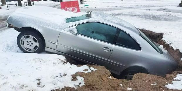 В Борисове Mercedes провалился под землю