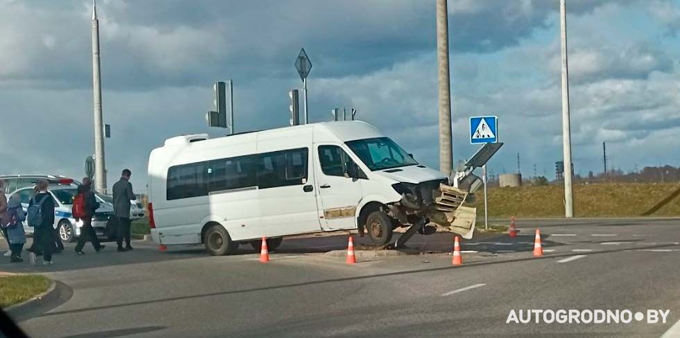 В Гродно маршрутка повисла на столбе от светофора