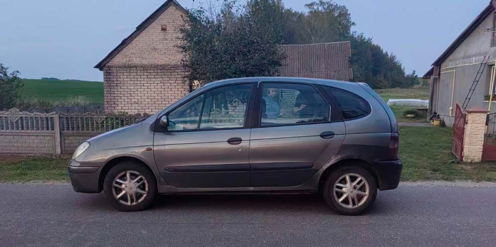 В деревне Тричи, что возле Гродно, водитель задним ходом наехал на женщину