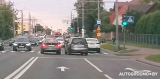 Есть ли смысл постоянно менять полосы в городе, в поисках быстрой? Видео из Гродно