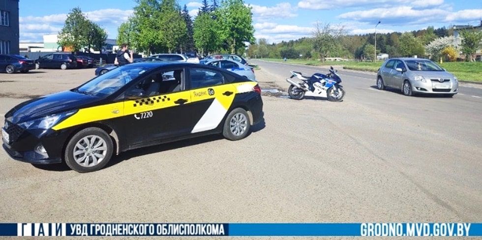 В Лиде мотоциклист с травмами оказался в больнице. Его не заметил водитель при повороте налево