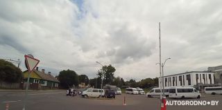 Парковка или проезжая часть? Пешеходы и водители не могут поделить стоянку у автовокзала в Гродно