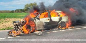 На трассе М6 сгорел автомобиль Mercedes ML. Видео