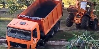 Как утонувший МАЗ трижды пытались вытянуть на берег в Минске