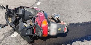 Водитель мопеда поворачивал налево перед фурой и не заметил AUDI, которая ее обгоняла